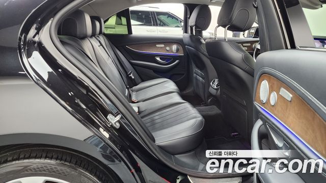 Mercedes-Benz E-Class 2018 — photo 12