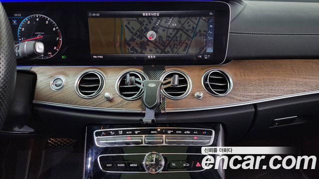 Mercedes-Benz E-Class 2018 — photo 14