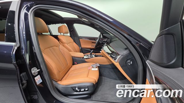 BMW 5-Series 2022 — photo 10