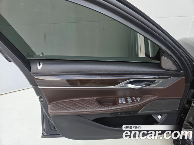 BMW 7-Series 2020 — photo 10