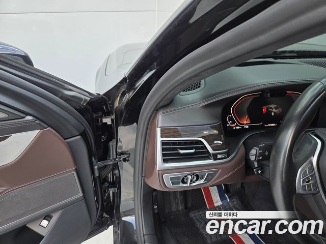 BMW 7-Series 2020 — photo 11