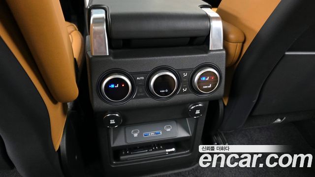 Land Rover Discovery 2019 — photo 18