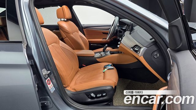 BMW 5-Series 2017 — photo 10