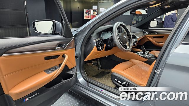 BMW 5-Series 2017 — photo 11