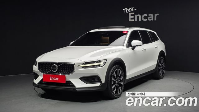 Volvo V60 2023 — photo 1