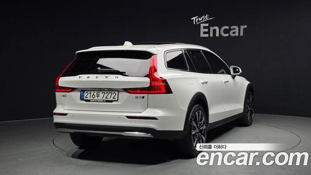 Volvo V60 2023 — photo 2