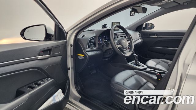 Hyundai AVANTE 2017 — photo 10