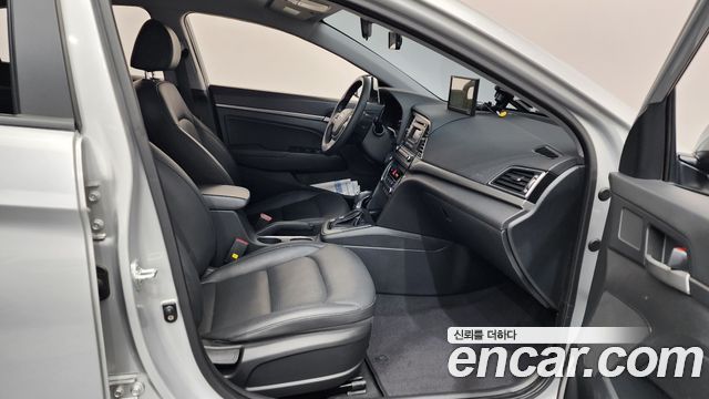 Hyundai AVANTE 2017 — photo 11