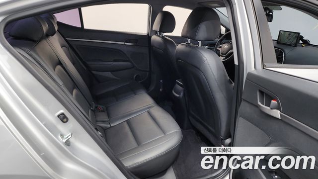 Hyundai AVANTE 2017 — photo 12