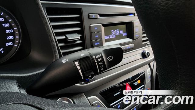 Hyundai AVANTE 2017 — photo 19