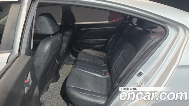 Hyundai AVANTE 2018 — photo 12