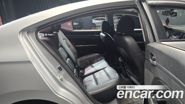 Hyundai AVANTE 2018 — photo 13