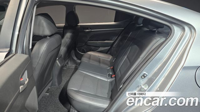 Hyundai AVANTE 2017 — photo 12