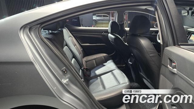 Hyundai AVANTE 2017 — photo 13