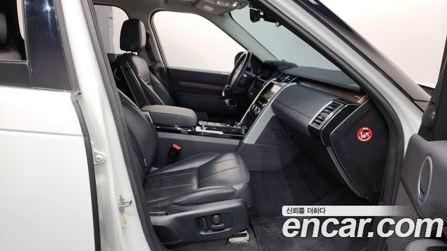 Land Rover Discovery 2018 — photo 11