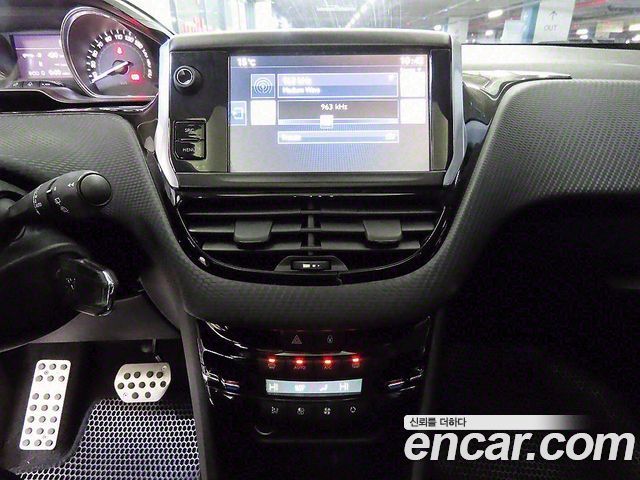 Peugeot 2008 2015 — photo 11