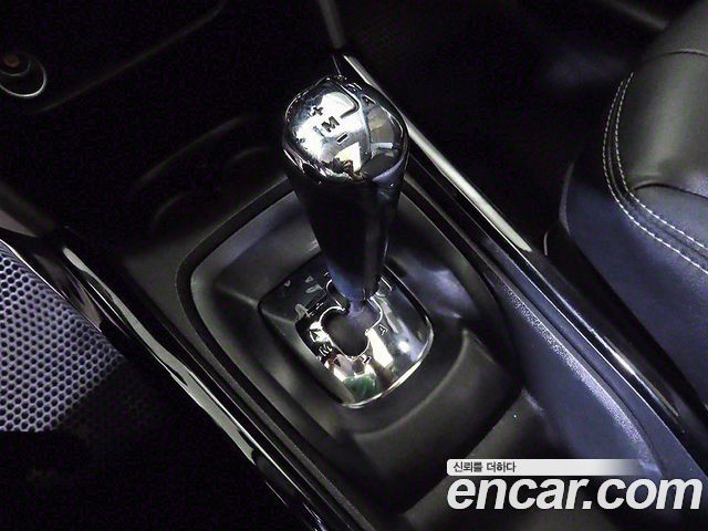 Peugeot 2008 2015 — photo 12