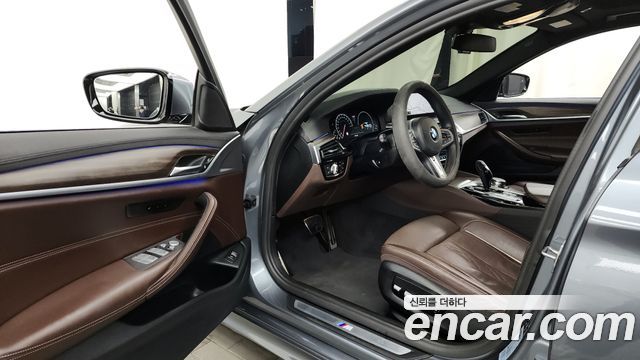 BMW 5-Series 2019 — photo 10