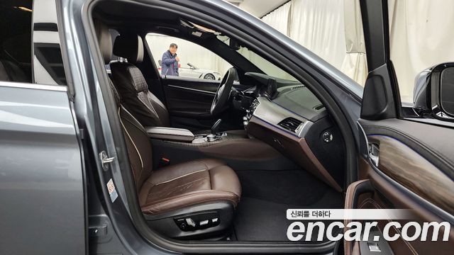 BMW 5-Series 2019 — photo 11