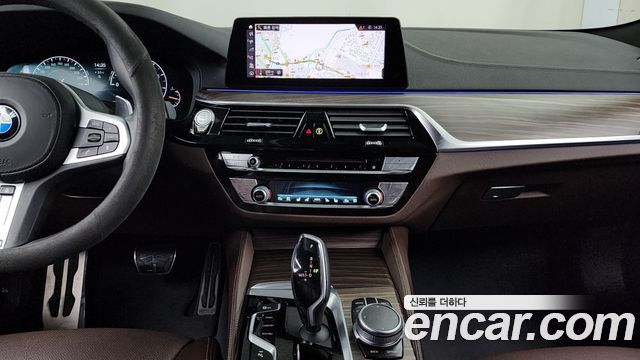 BMW 5-Series 2019 — photo 14
