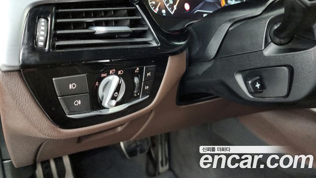 BMW 5-Series 2019 — photo 16