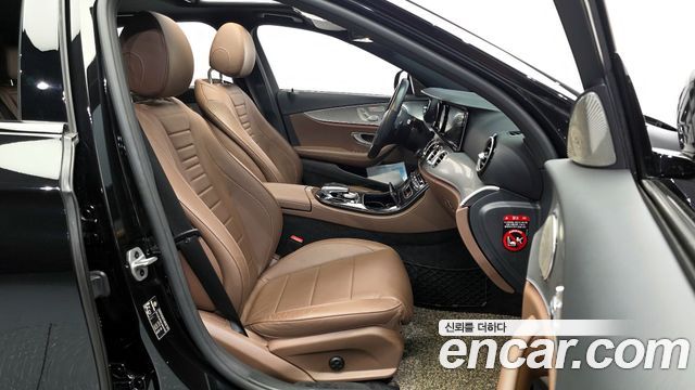 Mercedes-Benz E-Class 2020 — photo 11