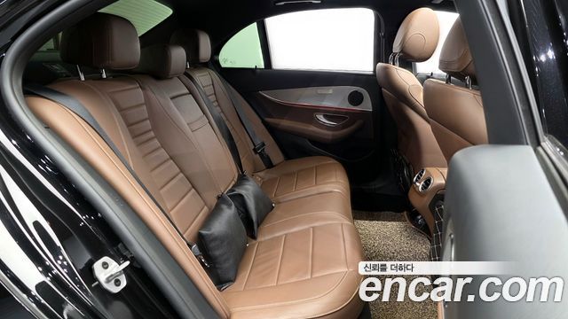 Mercedes-Benz E-Class 2020 — photo 12
