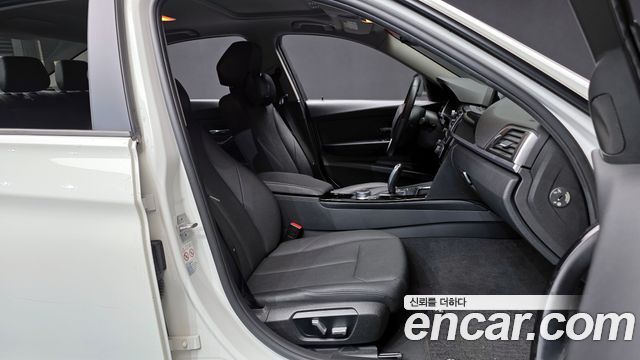 BMW 3-Series 2018 — photo 10