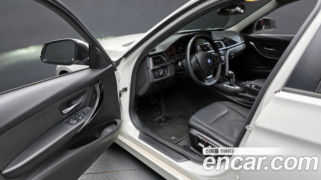 BMW 3-Series 2018 — photo 11