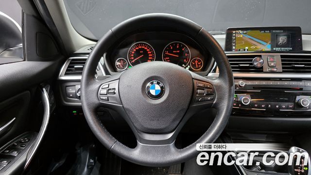 BMW 3-Series 2018 — photo 13