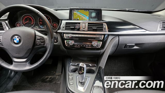 BMW 3-Series 2018 — photo 14