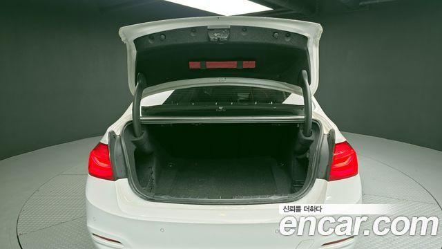 BMW 3-Series 2018 — photo 20