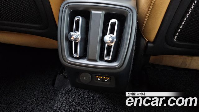 Volvo XC40 2021 — photo 17