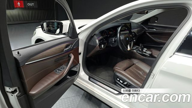 BMW 5-Series 2018 — photo 10