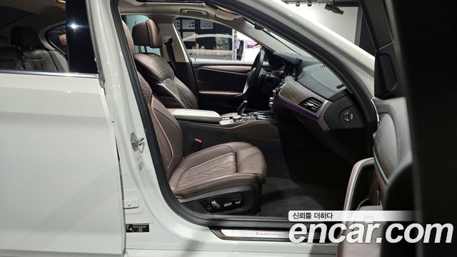 BMW 5-Series 2018 — photo 11
