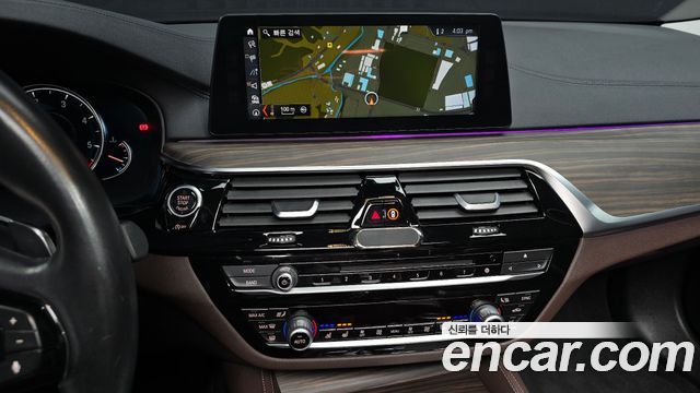 BMW 5-Series 2018 — photo 16