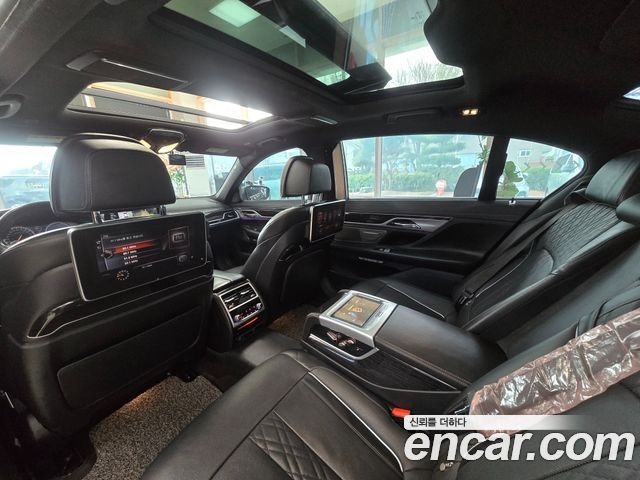 BMW 7-Series 2017 — photo 10