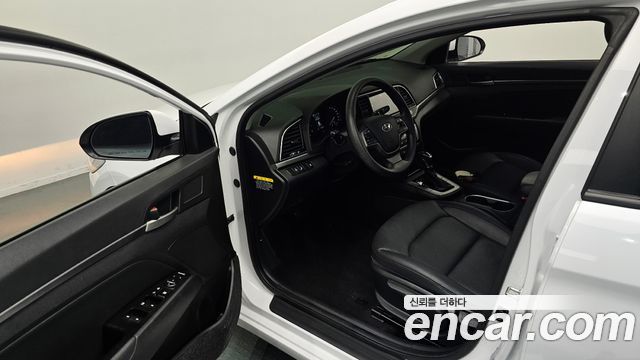 Hyundai AVANTE 2018 — photo 11