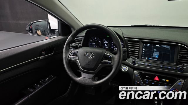 Hyundai AVANTE 2018 — photo 12