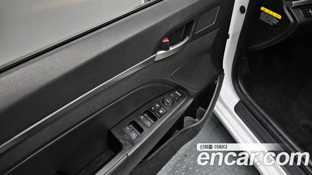 Hyundai AVANTE 2018 — photo 16