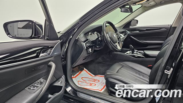 BMW 5-Series 2018 — photo 10
