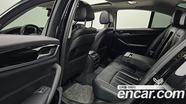 BMW 5-Series 2018 — photo 11