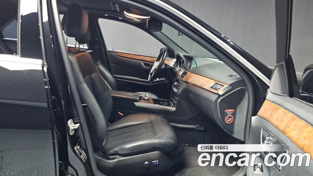 Mercedes-Benz E-Class 2014 — photo 11