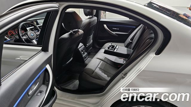 BMW 3-Series 2018 — photo 11