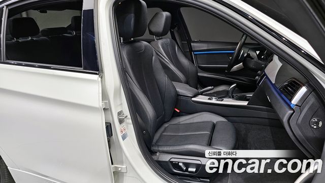 BMW 3-Series 2018 — photo 12