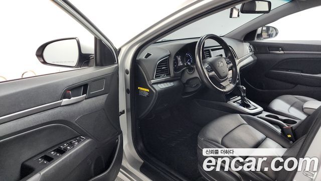 Hyundai AVANTE 2017 — photo 10