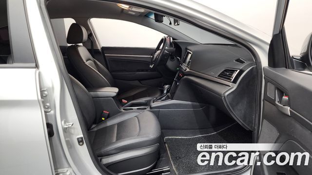 Hyundai AVANTE 2017 — photo 11