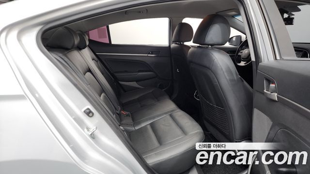 Hyundai AVANTE 2017 — photo 12