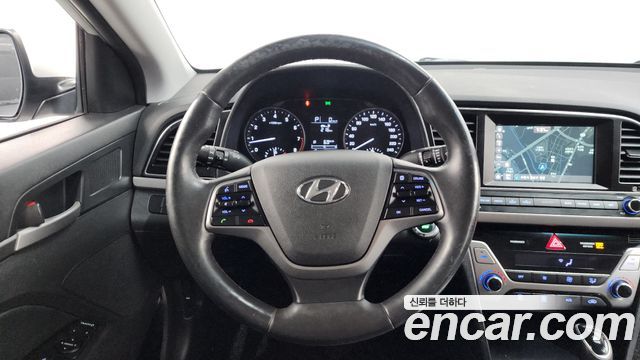 Hyundai AVANTE 2017 — photo 13