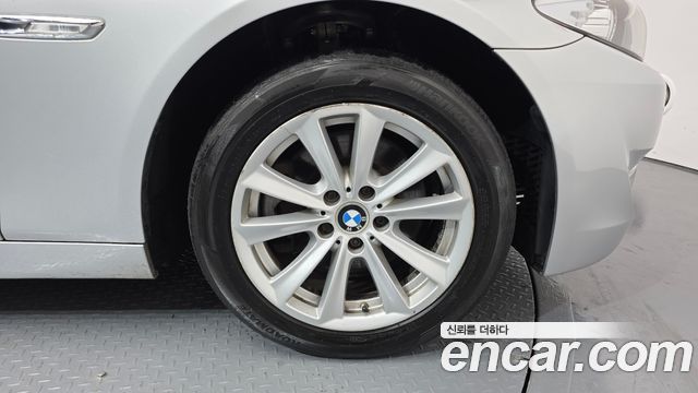 BMW 5-Series 2011 — photo 5